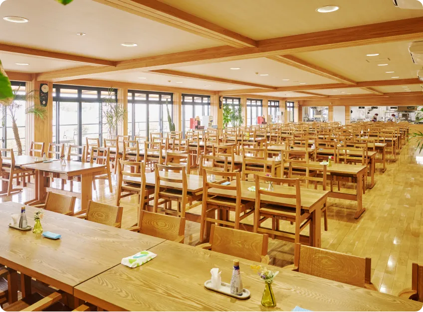 木のぬくもりを感じるカフェテリア仕様の社員食堂