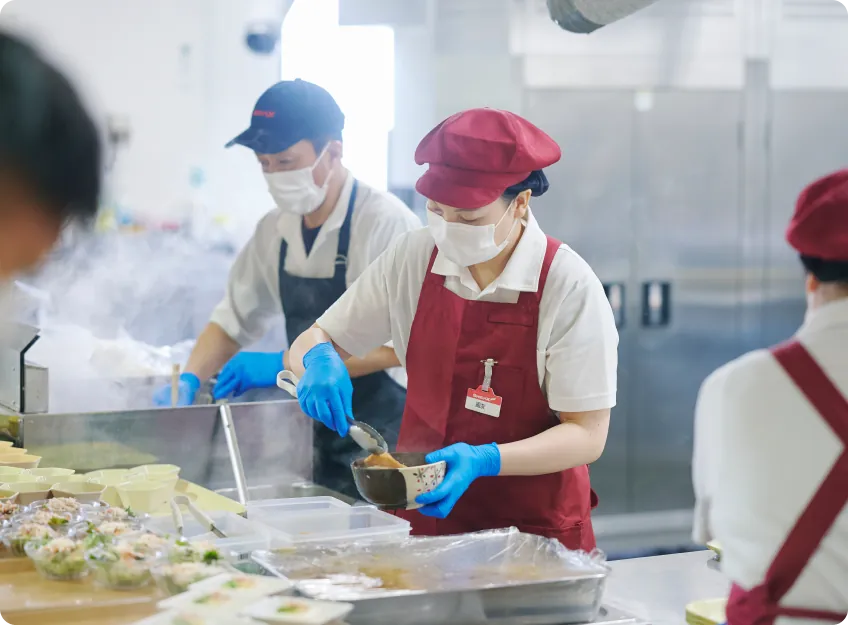 ウッドデッキで桜を眺めながら食事ができる社員食堂