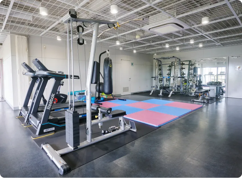最新機器を備えた社内フィットネスルーム