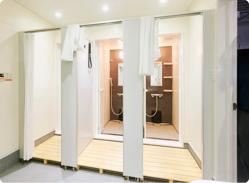 シャワー室も完備されたフィットネスルーム