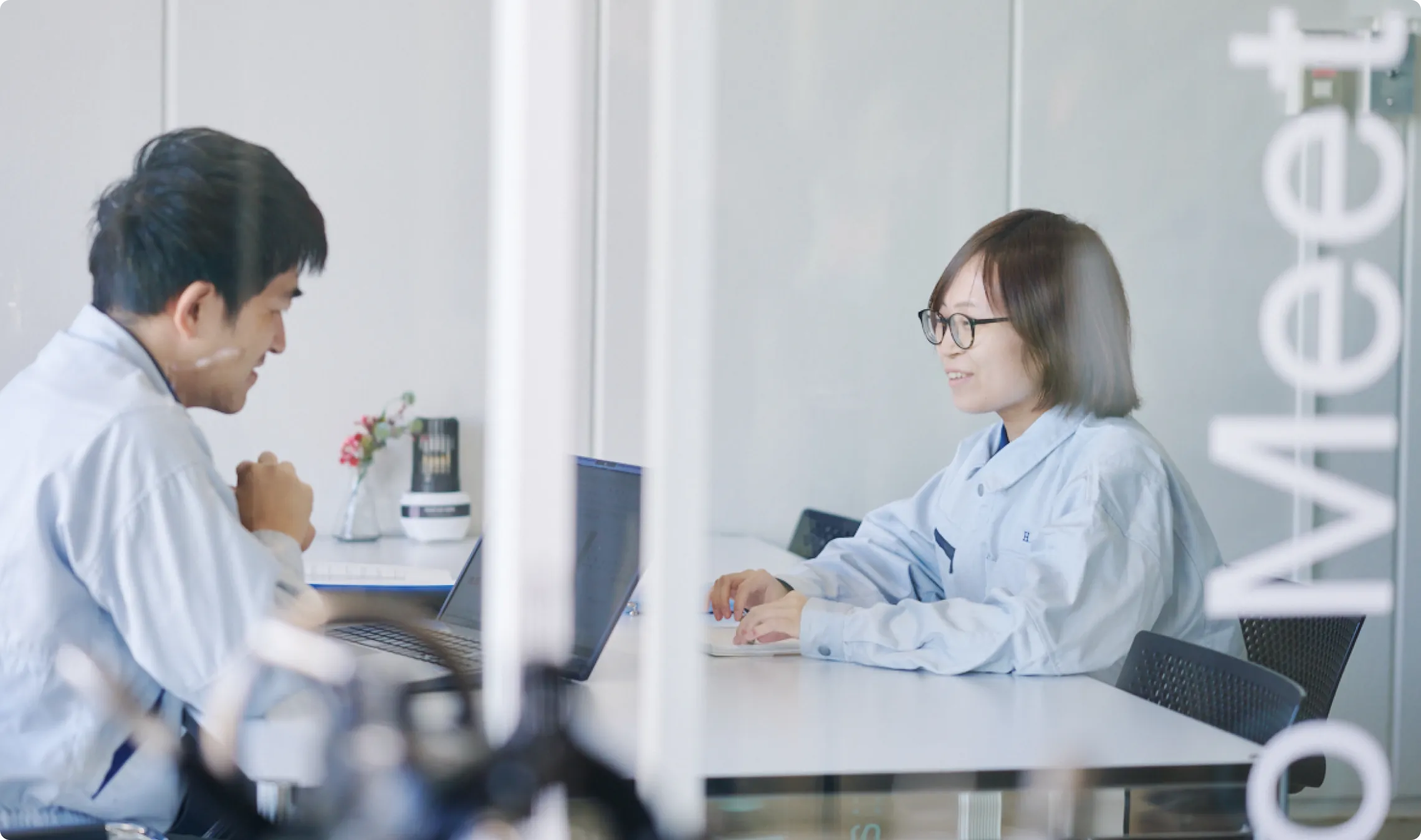 上司との定期面談の様子