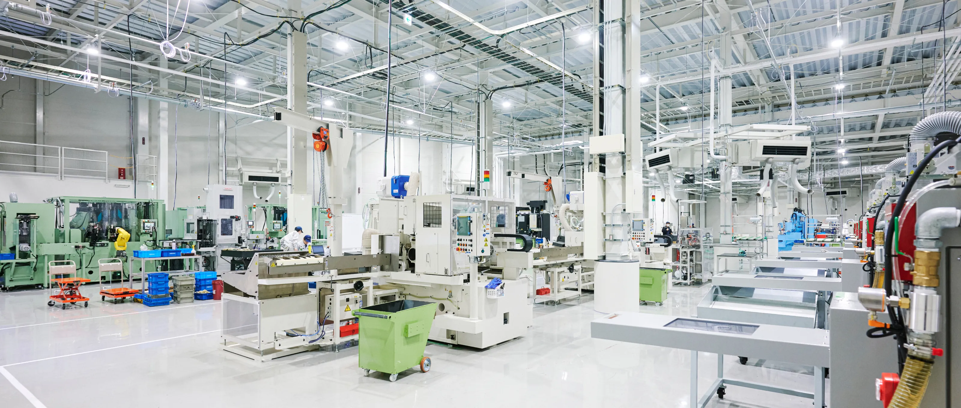 最新設備が並ぶ工場内